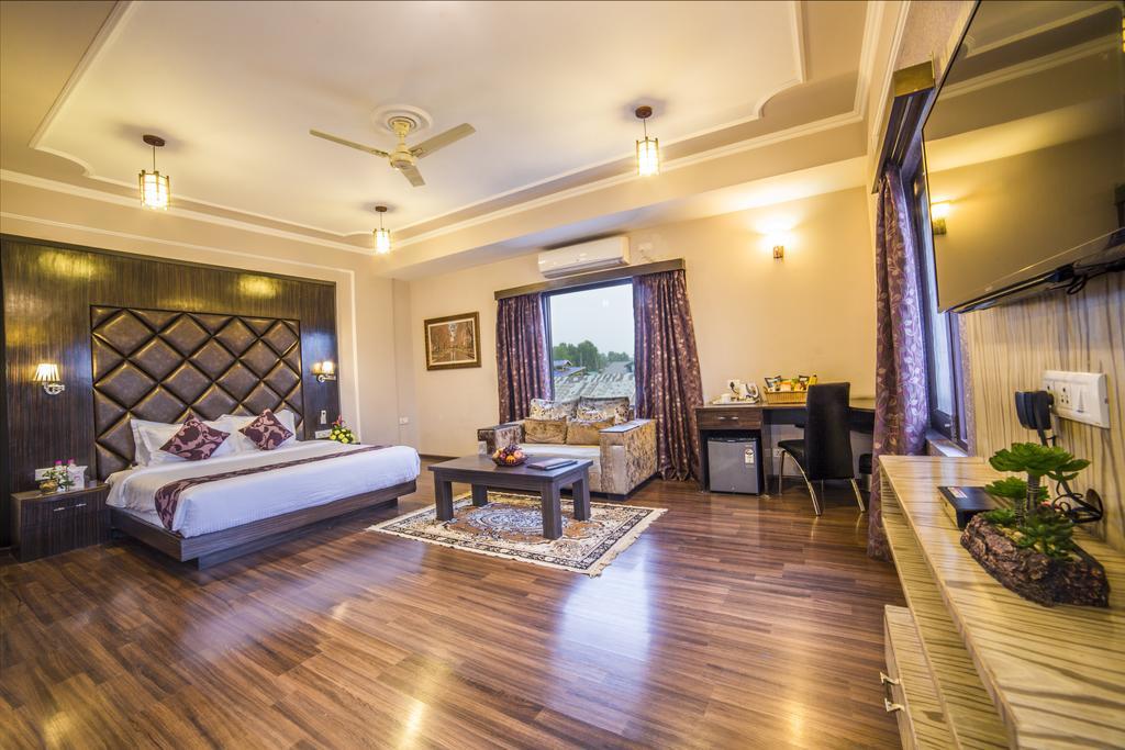 ホテルPalette - Solar Residency Srīnagar エクステリア 写真